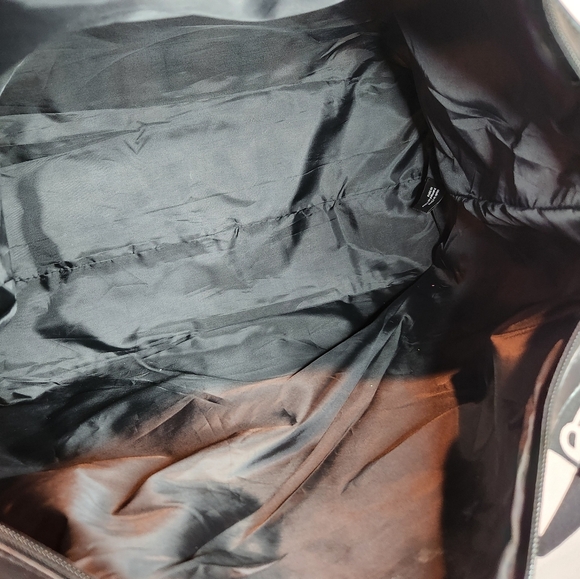 VICTORIA'S SECRET NEW DUFFLE BAG Pink and black stripe, top zip closure,… - Picture 5 of 7